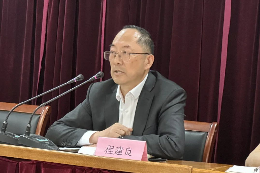 Changshu Polyester realizou uma reunião para quadros de nível médio, pessoal de engenharia e técnico e pessoal de marketing