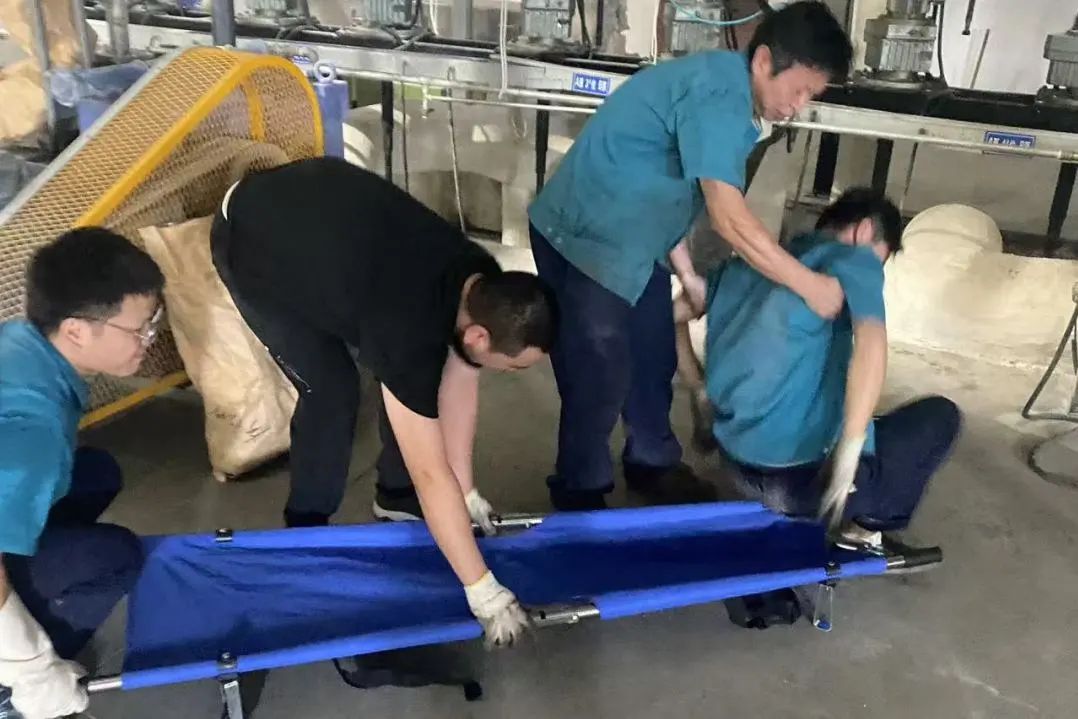 Poliéster Changshu realiza exercício de resgate de emergência para insolação causada por alta temperatura