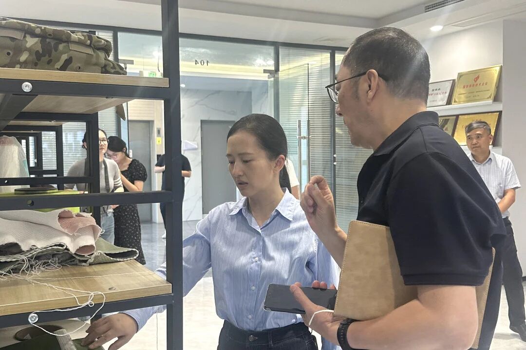 Zhou Xiao, membro do Comitê Permanente do Comitê Municipal do Partido, Ministro do Departamento de Propaganda e Ministro do Departamento de Trabalho da Frente Unida, visitou Changshu Poliéster para pesquisa