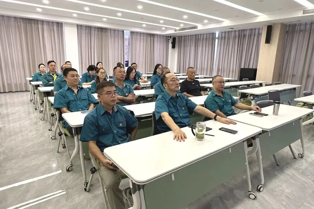 Filial do Partido Poliéster de Changshu organizada para assistir à transmissão ao vivo do desfile militar de 3 de setembro