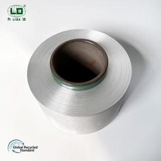 Como é que o fio reciclado consegue uma redução de 70% nas emissões de carbono?